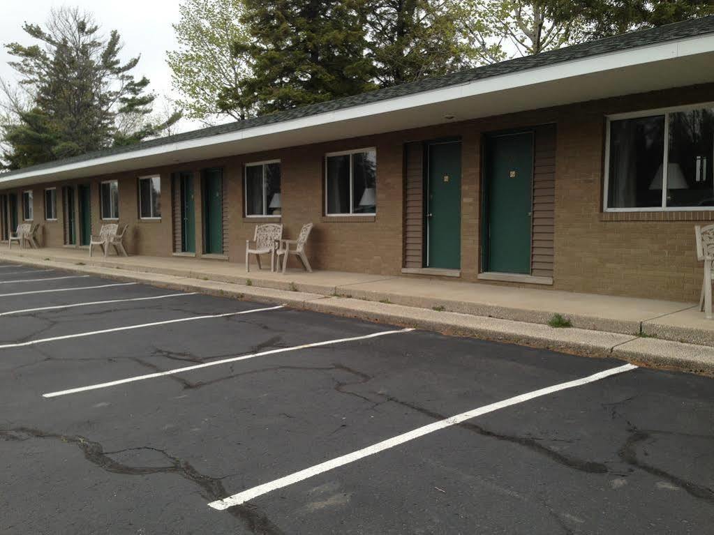 Capri Motel Mackinaw City Exteriör bild