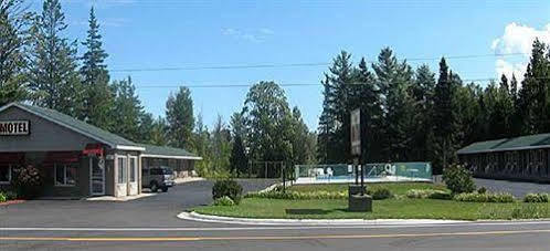Capri Motel Mackinaw City Exteriör bild